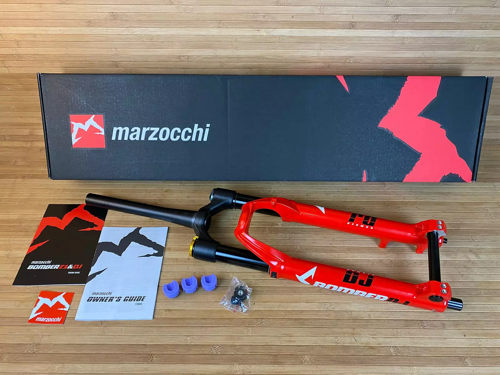 Marzocchi BOMBER DJ Rot 100mm / 26" Dirt Federgabel 1 Marzocchi BOMBER DJ Rot 100mm / 26" Dirt Federgabel