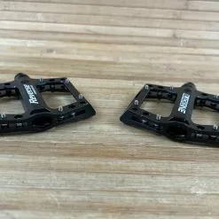 Reverse Components Black One Junior / Jr. Plattformpedale / Pedale Schwarz -Fox-Laden IMG 0017 d4f6949a 7b5a 4434 8281 052a0228c750