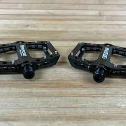 Reverse Components Black One Junior / Jr. Plattformpedale / Pedale Schwarz -Fox-Laden IMG 0018 161772a8 6882 4596 9c87 c0ffa1e66b42