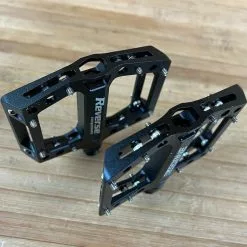 Reverse Components Black One Junior / Jr. Plattformpedale / Pedale Schwarz -Fox-Laden IMG 0019 0c656734 c02d 40f3 a71c ebe5ee0730a8