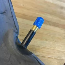 Vee Tire Schlauch 27,5" 2.3/2.5 Presta AV 40 650B -Fox-Laden IMG 0133 scaled