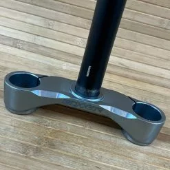 Rock-shox Rock Shox Boxxer Untere Brücke Mit Schaft 1 1/8" Crown-Steerer 46mm Offset ( 10 OS ) -Fox-Laden IMG 0145 5b23bd93 047f 4050 bee2 dcf2293d7f09