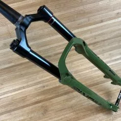 Rock-shox RockShox Lyrik Ultimate RC2 2023 Federgabel 29" / 160mm Grün / Green -Fox-Laden IMG 0244 2487b6bf 7dcc 49b2 8580 982379872473