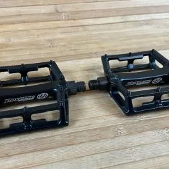 Reverse Components Super Shape 3D Plattformpedale / Pedale Schwarz -Fox-Laden IMG 0292