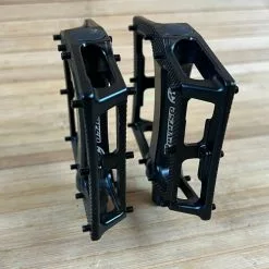 Reverse Components Super Shape 3D Plattformpedale / Pedale Schwarz -Fox-Laden IMG 0294