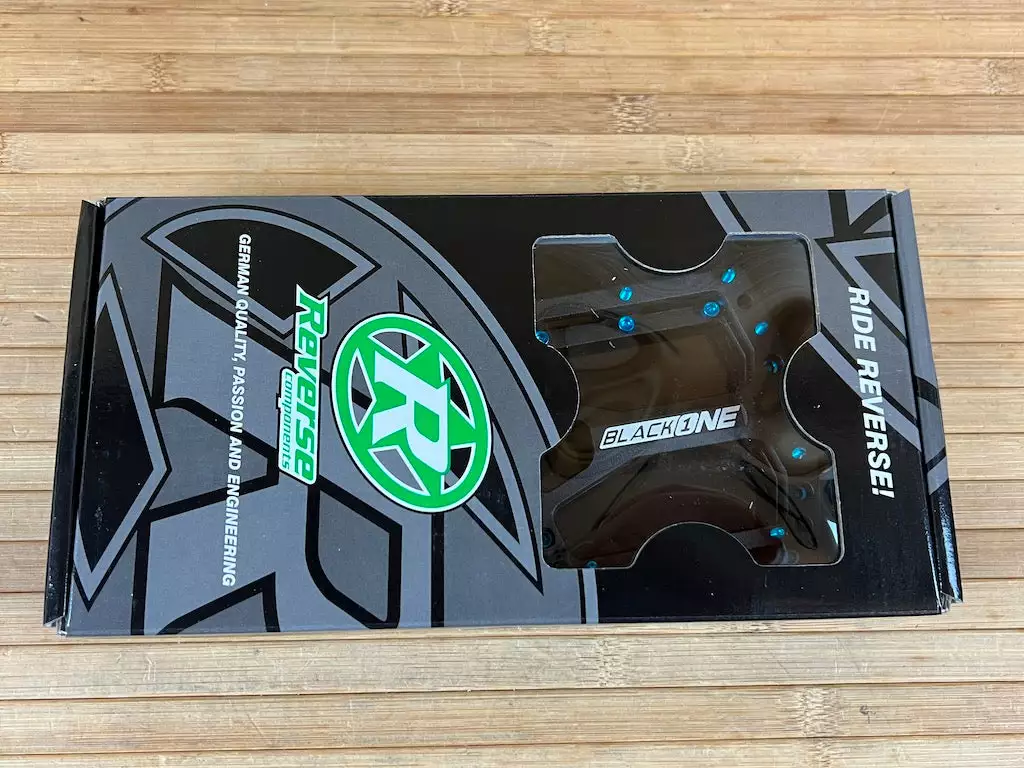 Reverse Components Black One Plattformpedale / Pedale Schwarz/hellblau 7 Reverse Components Black One Plattformpedale / Pedale Schwarz/hellblau – Bild 7