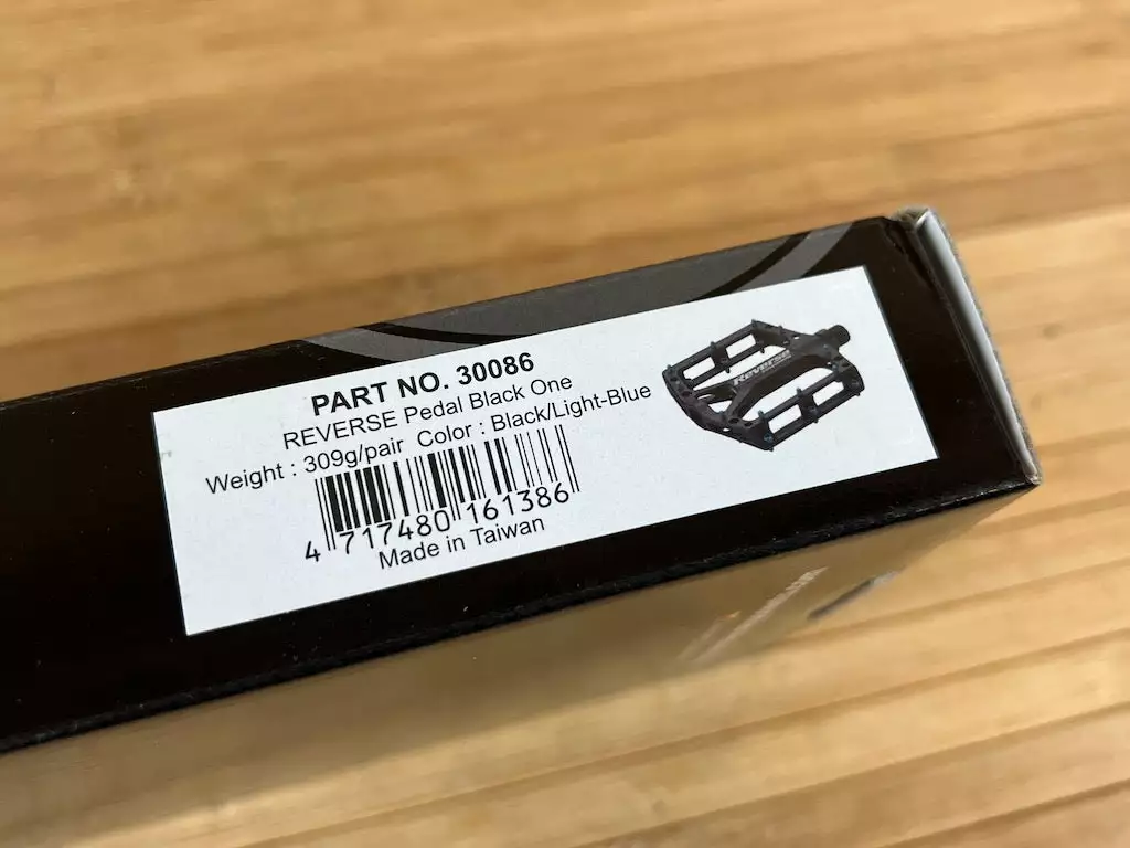 Reverse Components Black One Plattformpedale / Pedale Schwarz/hellblau 8 Reverse Components Black One Plattformpedale / Pedale Schwarz/hellblau – Bild 8