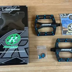Reverse Components Black One Plattformpedale / Pedale Schwarz/hellblau