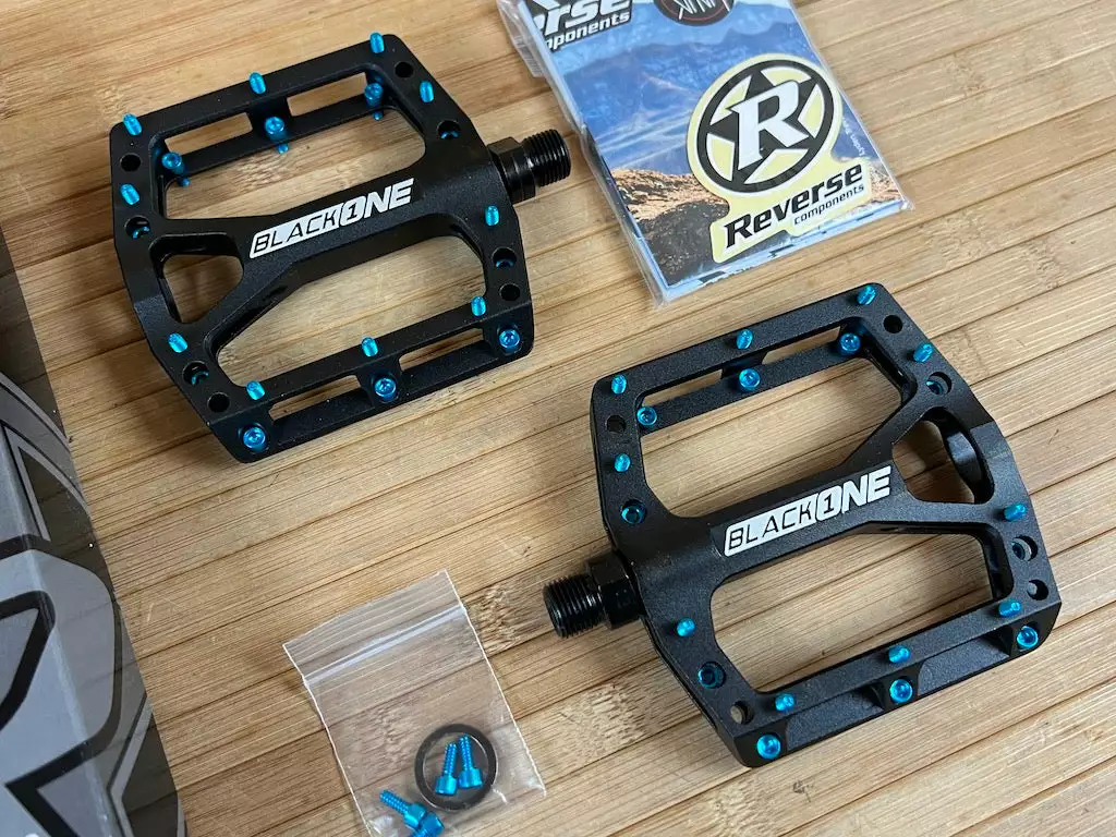 Reverse Components Black One Plattformpedale / Pedale Schwarz/hellblau 2 Reverse Components Black One Plattformpedale / Pedale Schwarz/hellblau – Bild 2