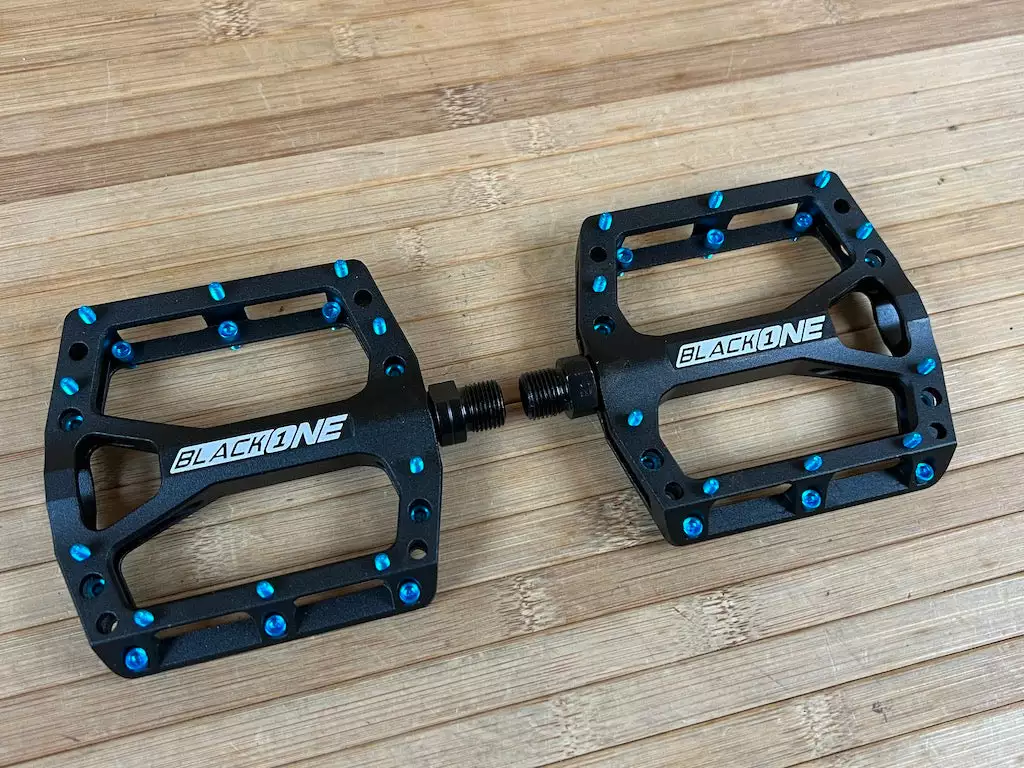 Reverse Components Black One Plattformpedale / Pedale Schwarz/hellblau 3 Reverse Components Black One Plattformpedale / Pedale Schwarz/hellblau – Bild 3