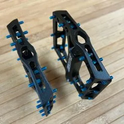 Reverse Components Black One Plattformpedale / Pedale Schwarz/hellblau 11 Reverse Components Black One Plattformpedale / Pedale Schwarz/hellblau -Fox-Laden IMG 0308