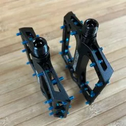 Reverse Components Black One Plattformpedale / Pedale Schwarz/hellblau 12 Reverse Components Black One Plattformpedale / Pedale Schwarz/hellblau -Fox-Laden IMG 0309