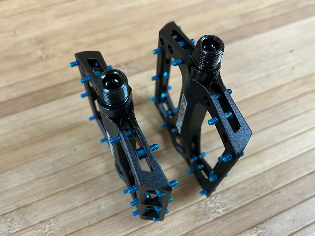 Reverse Components Black One Plattformpedale / Pedale Schwarz/hellblau 5 Reverse Components Black One Plattformpedale / Pedale Schwarz/hellblau – Bild 5