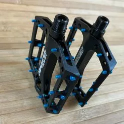 Reverse Components Black One Plattformpedale / Pedale Schwarz/hellblau 13 Reverse Components Black One Plattformpedale / Pedale Schwarz/hellblau -Fox-Laden IMG 0310