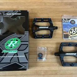 Reverse Components Black One Plattformpedale / Pedale Schwarz/dunkelblau