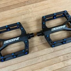 Reverse Components Black One Plattformpedale / Pedale Schwarz/dunkelblau -Fox-Laden IMG 0315