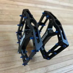 Reverse Components Black One Plattformpedale / Pedale Schwarz/dunkelblau -Fox-Laden IMG 0317