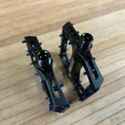 Reverse Components Black One Plattformpedale / Pedale Schwarz/dunkelblau -Fox-Laden IMG 0318