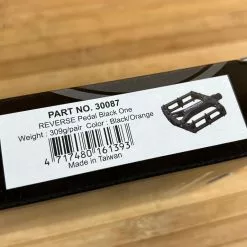 Reverse Components Black One Plattformpedale / Pedale Schwarz/orange -Fox-Laden IMG 0320