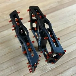 Reverse Components Black One Plattformpedale / Pedale Schwarz/orange -Fox-Laden IMG 0324