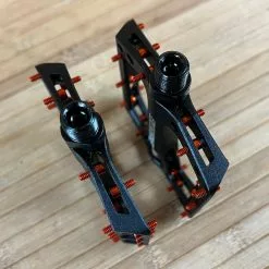 Reverse Components Black One Plattformpedale / Pedale Schwarz/orange -Fox-Laden IMG 0325