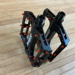 Reverse Components Black One Plattformpedale / Pedale Schwarz/orange -Fox-Laden IMG 0326