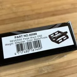 Reverse Components Black One Plattformpedale / Pedale Schwarz/lila -Fox-Laden IMG 0328
