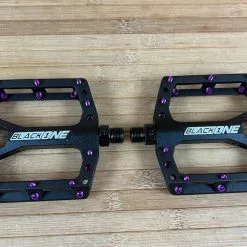 Reverse Components Black One Plattformpedale / Pedale Schwarz/lila -Fox-Laden IMG 0331