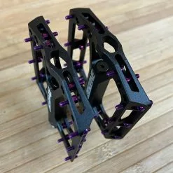 Reverse Components Black One Plattformpedale / Pedale Schwarz/lila -Fox-Laden IMG 0332