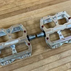 Reverse Components Escape Plattformpedale / Pedale Silver -Fox-Laden IMG 0338