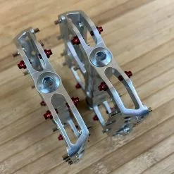 Reverse Components Escape Plattformpedale / Pedale Silver -Fox-Laden IMG 0339