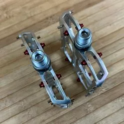 Reverse Components Escape Plattformpedale / Pedale Silver -Fox-Laden IMG 0341