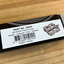 Reverse Components Escape Plattformpedale / Pedale Metallic -Fox-Laden IMG 0343