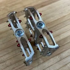 Reverse Components Escape Plattformpedale / Pedale Metallic -Fox-Laden IMG 0347