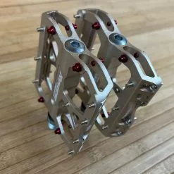 Reverse Components Escape Plattformpedale / Pedale Metallic -Fox-Laden IMG 0348