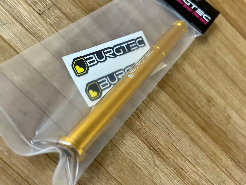 Burgtec Rock Shox Boost Achse / Axle Bullion Gold 2 Burgtec Rock Shox Boost Achse / Axle Bullion Gold – Bild 2