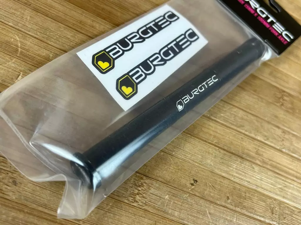 Burgtec Rock Shox 100x15mm NON Boost Achse / Axle Schwarz 2 Burgtec Rock Shox 100x15mm NON Boost Achse / Axle Schwarz – Bild 2