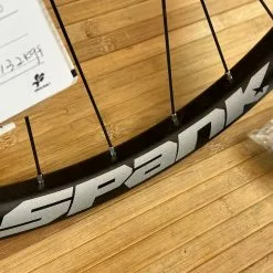 Spank Spoon 32 26" Vorderrad Schwarz 110x20 Und 100x15 -Fox-Laden IMG 0711