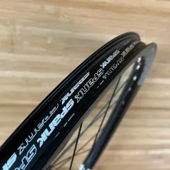 Spank Spoon 32 26" Vorderrad Schwarz 110x20 Und 100x15 -Fox-Laden IMG 0713