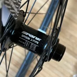 Spank Spoon 32 26" Vorderrad Schwarz 110x20 Und 100x15 -Fox-Laden IMG 0714