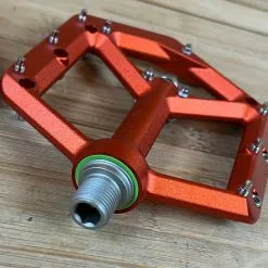 Spank Spike Reboot Pedale / Plattformpedale Orange 13 Spank Spike Reboot Pedale / Plattformpedale Orange -Fox-Laden IMG 0741