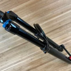 Fox 36 2021 Grip 3-POS 160mm / 27,5" Federgabel Shiny Black -Fox-Laden IMG 0745 35fb41bf 8619 41ad 89c2 14ddd5d3e37f