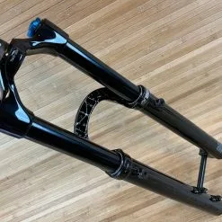 Fox 36 2021 Grip 3-POS 160mm / 27,5" Federgabel Shiny Black -Fox-Laden IMG 0747 437920d1 90de 43c7 908f b4a0ca381b9f