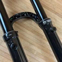 Fox 36 2021 Grip 3-POS 160mm / 27,5" Federgabel Shiny Black -Fox-Laden IMG 0752 0f18b823 7b90 46dc 8b12 609b616ecf95