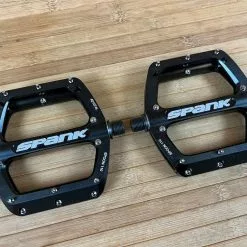 Spank Spoon 110 Pedale / Plattformpedale Schwarz 10 Spank Spoon 110 Pedale / Plattformpedale Schwarz -Fox-Laden IMG 0753 d5392c29 2251 491f 98fd 6fb56cd6a8b6