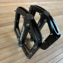 Spank Spoon 110 Pedale / Plattformpedale Schwarz 12 Spank Spoon 110 Pedale / Plattformpedale Schwarz -Fox-Laden IMG 0755 98b97fec ff4e 4c83 9d2d 411f02f04fb3