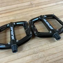 Spank Spoon 110 Pedale / Plattformpedale Schwarz 13 Spank Spoon 110 Pedale / Plattformpedale Schwarz -Fox-Laden IMG 0756 69551943 3f51 4ca8 8fc1 6f583ace7af2