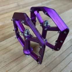 Spank Oozy Trail Reboot Pedale / Plattformpedale Purple 12 Spank Oozy Trail Reboot Pedale / Plattformpedale Purple -Fox-Laden IMG 0771 45ef029f d357 4cf1 82b6 ebe190ba588a