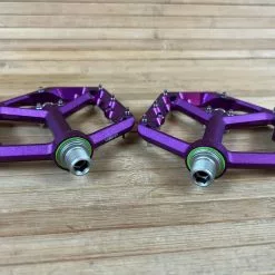 Spank Oozy Trail Reboot Pedale / Plattformpedale Purple 13 Spank Oozy Trail Reboot Pedale / Plattformpedale Purple -Fox-Laden IMG 0772 92d41952 e59f 4cd2 9495 2890c25d11fc