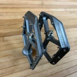 Spank Oozy Trail Reboot Pedale / Plattformpedale Gun Metal -Fox-Laden IMG 0796